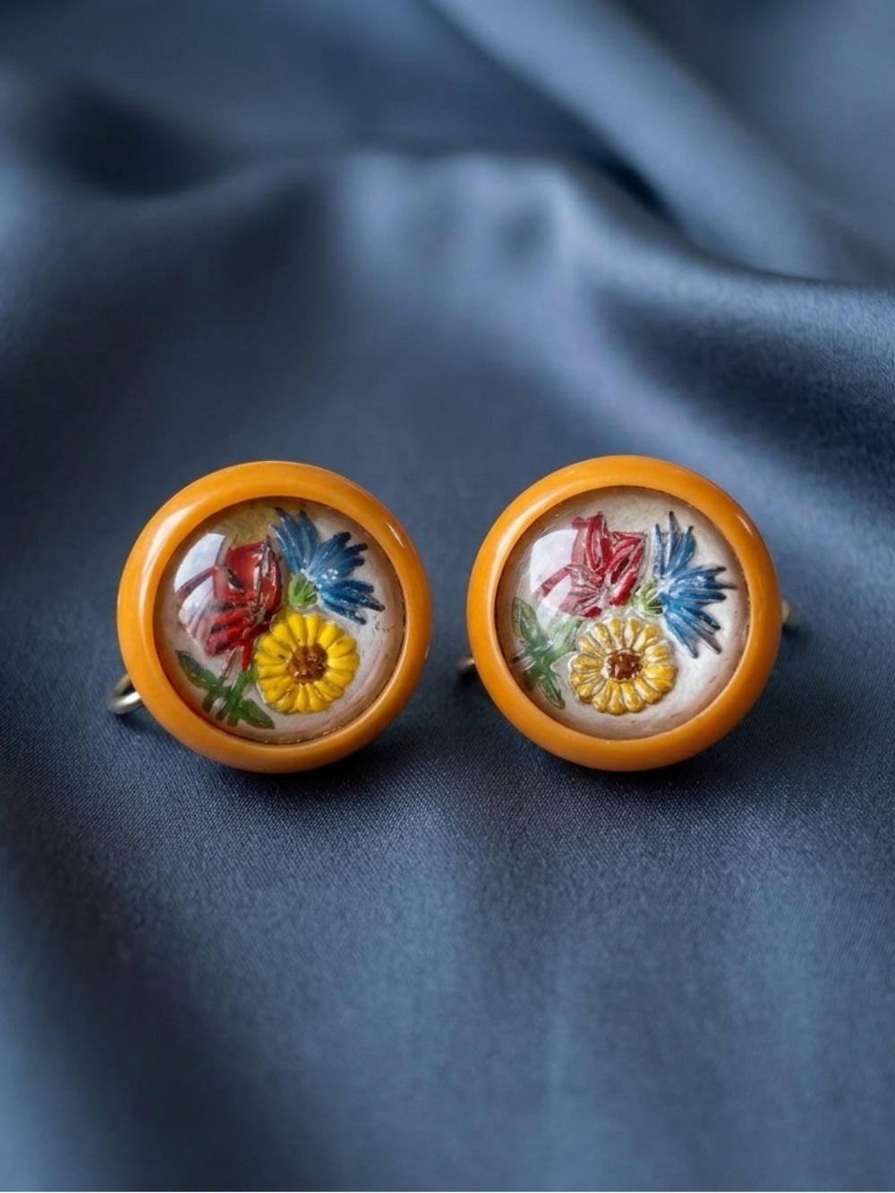 VTG 1940s BAKELITE Carved Painted Flower Bouquet Screw Back Button Earrings